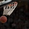 NBA季后赛激烈场面 - 湖人队与勇士队球员篮下争抢篮板